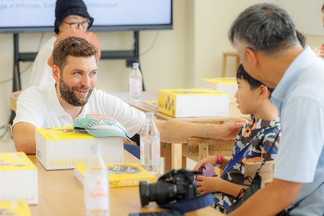 万博テーマウィークにならって大人も子どももワクワクしながら「学び」「遊ぶ」。スイス発、木製知育玩具のワークショップでスイスと日本の文化交流
