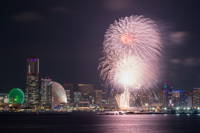 花火大会の有料席、半数超で「値上げ」　価格の「二極化」進む　プレミアム席は平均3.6万円、「一般席」との価格差は約7倍に拡大