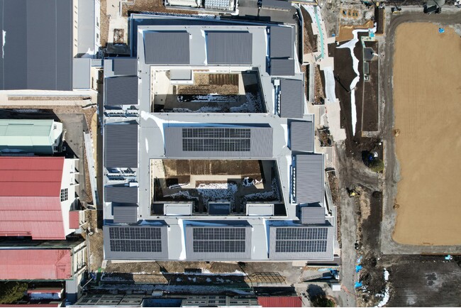 太陽光発電所の建設現場の熱中症対策のために、「SUWAの未来」の投資先であるグッドライフとカナルウォーターが連携。公立諏訪東京理科大初ベンチャーの特許技術を活かした実証実験を実施。