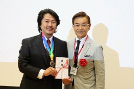 授賞式の様子(富田・阿曽氏) 授賞式の様子(富田・阿曽氏)