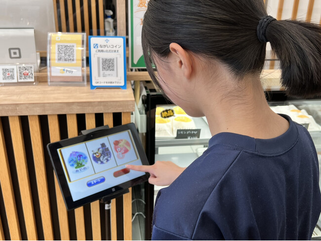 地域みんなで“育てる”お店へ「長井市スマートストア」に“駄菓子スロット”が登場！
