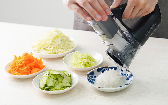 お料理をもっと手軽に　大根おろしもスライスもお任せ『本格千切りキャベツも作れる電動スライサー「オロスラ」』を発売