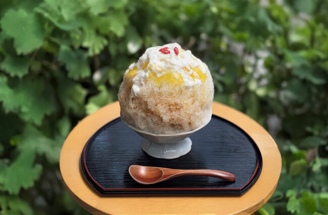 日本茶カフェ「八屋」オリジナルかき氷第４弾は、夏の暑さを忘れさせるさっぱりとした味わいの『烏龍茶と杏仁パインのかき氷』！　～シャキシャキ、ザクザク、もちもちの3つの異なる食感が楽しめるかき氷～