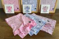 100年の伝統と革新の技術から生まれた唯一無二のタオル！1枚で裏も表もない2つの表現が楽しめる「朧染着物文様／おもてなしタオル」新発売