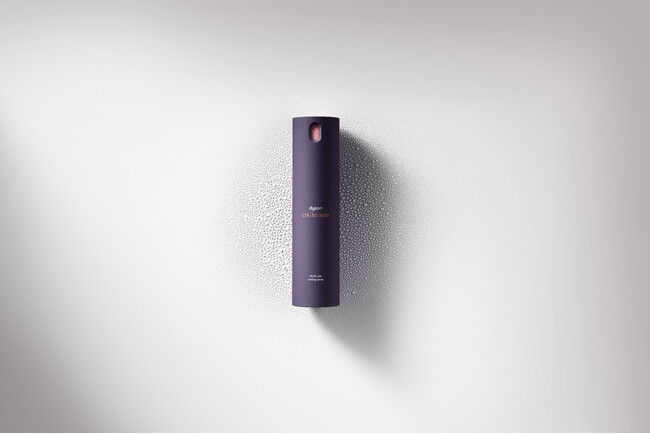 ダイソンビューティー、しなやかに1日中スタイルをキープする「Dyson Chitosan(TM)マルチユース スタイリングスプレー」登場