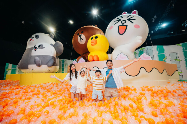 びしょぬれ必至！この夏だけの、史上最高の水遊び＆パンダのバースデー。LINE FRIENDSと楽しむ、香港オーシャンパークのダブルセレブレーション開催中！