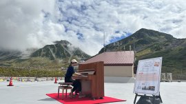 立山連峰を目の前に演奏できる立山ストリートピアノ