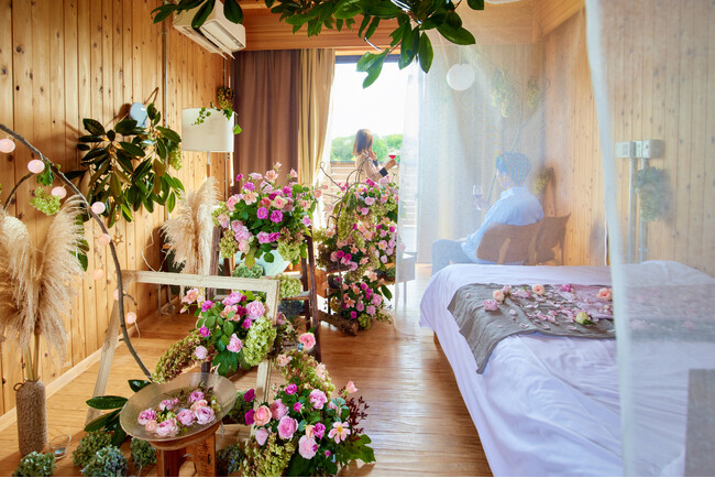 【1日1組限定】芳醇な香りのバラと園内の花々で贅沢に彩った『フルブルームスイート』へご宿泊