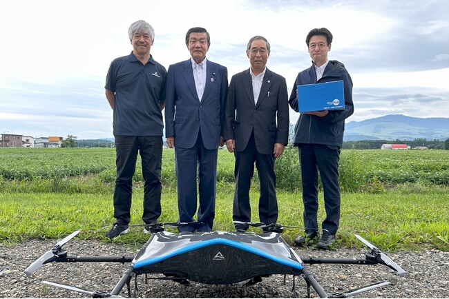 伊東内閣府特命担当大臣を上士幌町にお迎えし、新スマート物流の社会実装の現状と課題、「地域物流の準公共化」の必要性について説明