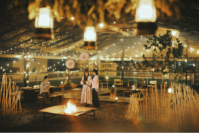 【OMO7旭川】街中なのに、森の中にいるような空間で旭川家具に座りながら焚き火を楽しむ「旭川まちなか焚き火Bar」開催