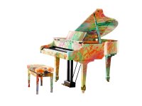 「パラリンアート」作品のラッピングを施した特別仕様のデジタル・グランドピアノをNEOPASA浜松に展示