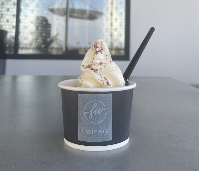 甘じょっぱい「ワイン塩ソフトクリーム」がフェリシモの都市型ワイナリー「f winery」に登場