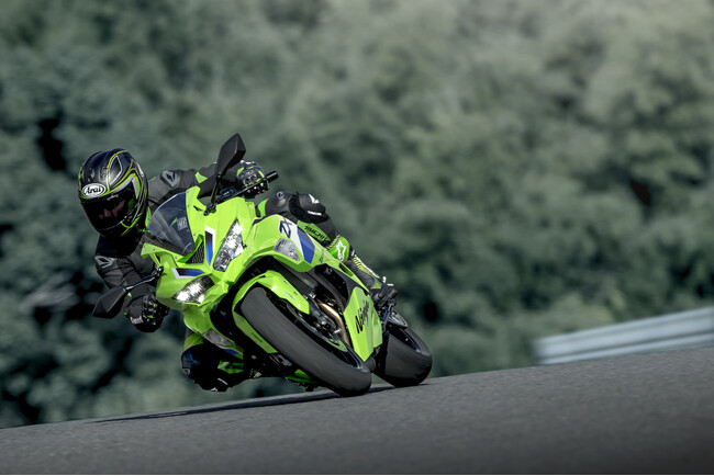 カワサキより2025年9月1日に「Ninja ZX-4R SE」「Ninja ZX-4RR」を新たなカラー＆グラフィックで発売