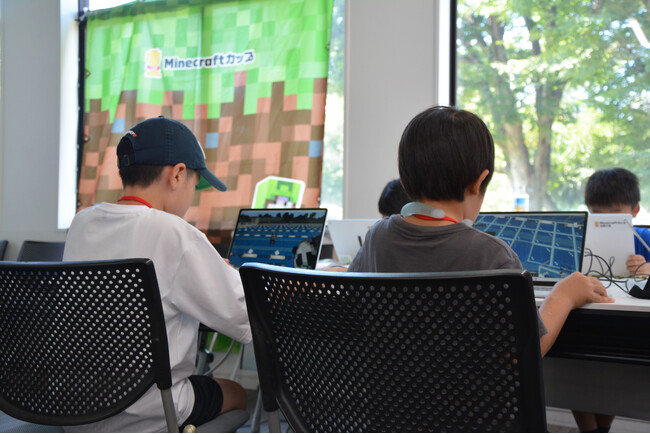産官学連携でマインクラフトを活用！　夏休みの小学生向けに教育版マインクラフトで「廃校の利活用」を考えるワークショップ＆保護者対象講演会を嘉悦大学キャンパスで開催
