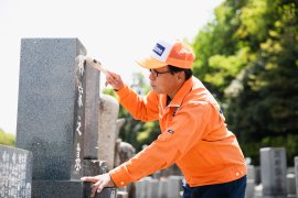 お墓クリーニングをしている様子