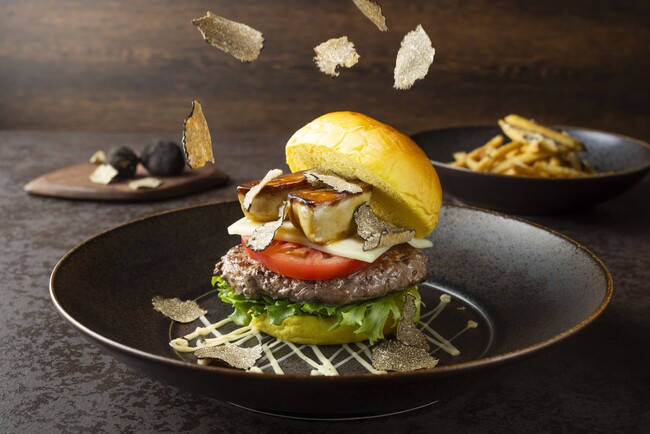 【富士マリオットホテル山中湖】 フォアグラを挟み、黒トリュフを上から削る“プレミアムバーガー” 「The Truffle Crown Burger」を発売