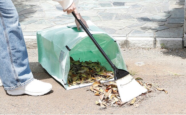 落ち葉掃除がぐっと楽に！ちりとりとごみ箱が一体化「Breezy Green　ちりとりにもなるスタンドバッグ」