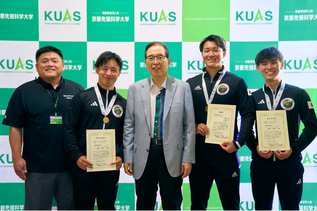 京都先端科学大学パワーリフティング部の3選手が世界学生パワーリフティング選手権大会に日本代表として出場　本学 永守理事長が、ベンチプレス種目で世界新記録を樹立した犬伏選手を含め、選手たちを表彰