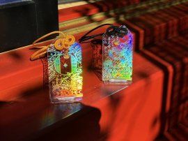 光が当たると光り輝く宇宙金箔御守(R) 光が当たると光り輝く宇宙金箔御守(R)
