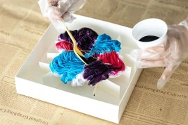 染めている様子(スプーン、カップ、手袋は同梱されていません)