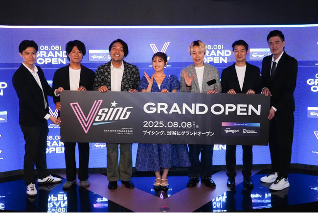 渋谷に新しく誕生する応援型カラオケ「VSING」の記者発表会を開催タレントの渋谷凪咲さんとお笑いコンビ「見取り図」さんが登壇