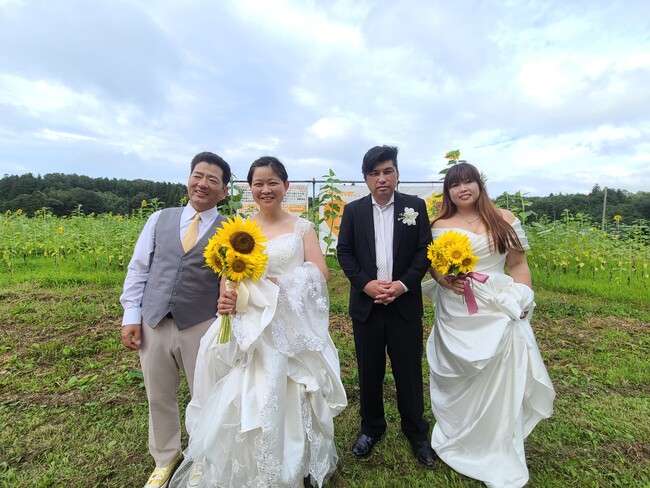 福島県田村市のひまわり畑に囲まれて愛を誓う「ひまわり続婚式」開催　音楽で福島を支えた想いが、幸せなカタチに