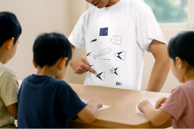【着る設計図】世界王者が考案した紙ヒコーキのTシャツ発売
