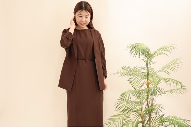 長期化する夏に向けて“秋色夏素材”のカセット服を発売　忙しい朝でも簡単コーデ、機能満載の万能アイテム