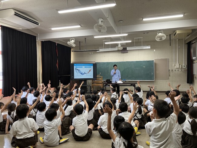 メガネのZoff「目の健康」を啓発する出張授業~奈良県橿原市立真菅小学校~
