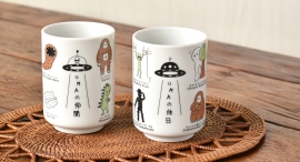 エイリアンやネッシー、ツチノコなどUMA(ユーマ/未確認動物)のゆるかわなイラストが描かれた「YURU-MA寿司湯呑」を雑貨店・ブルーブルーエで絶賛発売中♪ エイリアンやネッシー、ツチノコなどUMA(ユーマ/未確認動物)のゆるかわなイラストが描かれた「YURU-MA寿司湯呑」を雑貨店・ブルーブルーエで絶賛発売中♪