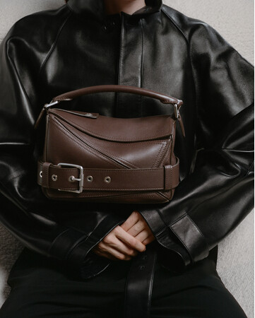 【ロエベ】 パズルとパンクの出会い。バイカージャケットに着想を得た「パズル バイカー バッグ」。