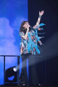 アーティスト 杏里の2025年ライブツアー衣装制作を支援 FOREARTHのサステナブルな製品コンセプトに共感、ツアー初日にお披露目