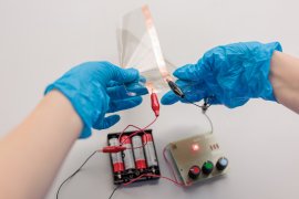 折ってもLEDが点滅する透明導電膜 折ってもLEDが点滅する透明導電膜