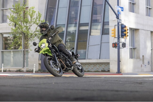 カワサキより2025年9月15日に「KLX230SM」を新たなカラー＆グラフィックで発売