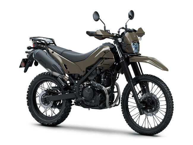 カワサキからブラックアウトが映える“無骨なスタイル”「KLX230 DF」を2025年9月15日に「KLX230 DF」に新発売