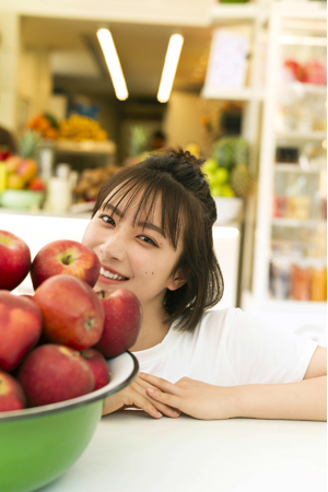 話題沸騰の若手俳優・藤崎ゆみあのファースト写真集発売が決定！！ ギリシャの絶景で魅せた、瑞々しさとあどけなさ、大人びた表情が満載！