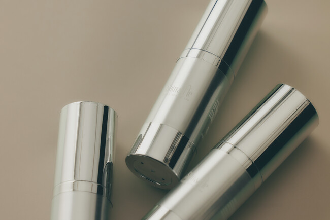 【ヘラヘラ三銃士 まりなプロデュース】Shin&Me LUXE SERUM 100、販売開始から約3日で初回予定数量900本完売。アクセス集中によるサーバーダウンから特例延長を経て完売御礼。