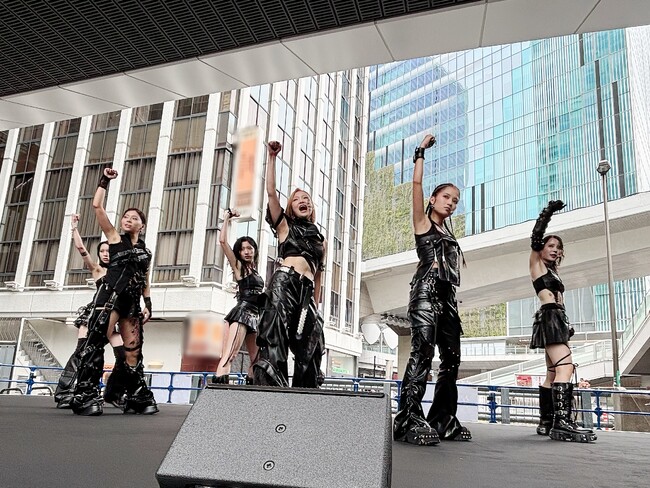 ガールズグループmoxymillが渋谷に登場！新曲「Higher」を始め、 全6曲による圧巻のパフォーマンスを披露！