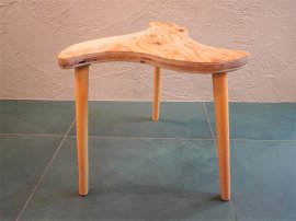 今回課題となる座面がトリスケル形状の椅子 今回課題となる座面がトリスケル形状の椅子