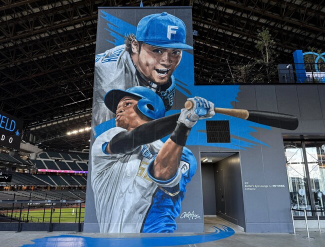 エスコンフィールドHOKKAIDOに北海道日本ハムファイターズ 伊藤大海投手、万波中正選手の壁画完成