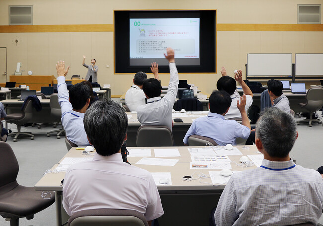 支店長を対象として「生理痛体験研修」を実施しました