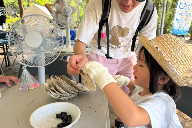 子供たちが化石発掘やカキ漁師の仕事にチャレンジ！うみのWORK WORKお仕事体験広場を開催しました