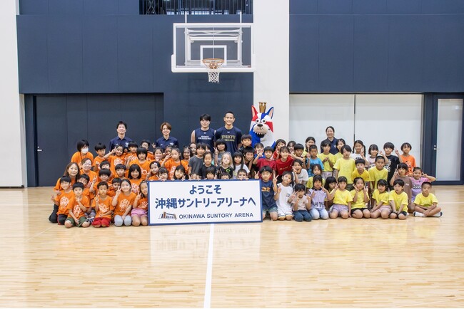沖縄アリーナ社主催「沖縄市民子どもスポーツ教室」に#17 崎濱秀斗選手、#30 平良宗龍選手が参加しました