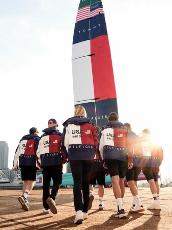 トミー ヒルフィガー、U.S. SailGPチームとのコラボレーションで プレッピーとパフォーマンスを融合した新カプセルコレクションを発表