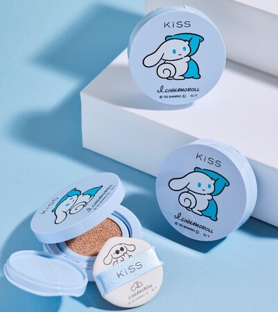 ＫｉＳＳの薄膜ハイカバークッションファンデが、アイシナモロールとコラボした数量限定デザインで登場！