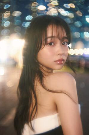 ガーリーの神様が魅せる華麗なラストティーン　林芽亜里、20歳の誕生日に10周年記念カレンダーフォトブック発売