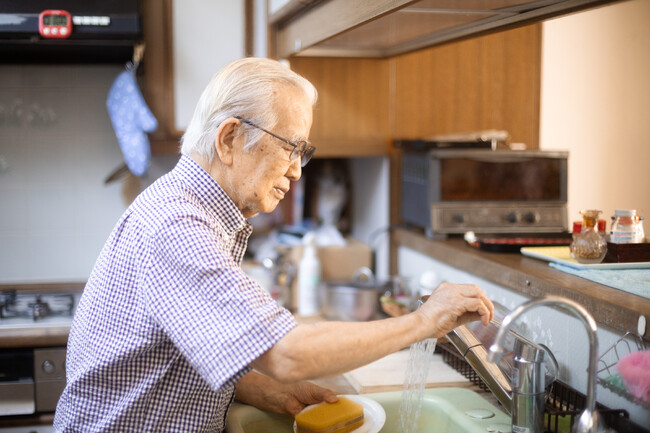 御年90歳、直木賞作家・阿刀田高は一人暮らし。気張らず、ほどよく、自分らしく。日々を機嫌よく過ごすコツと知恵を綴ったエッセイ『90歳、男のひとり暮らし』、9月24日発売決定！