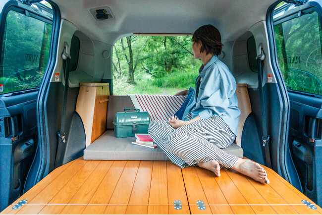 トヨタ シエンタ専用車中泊キット「VANLIFE ROOMKIT」に新モデルが登場！現行の４モードにソファとしてくつろげるモードをプラス
