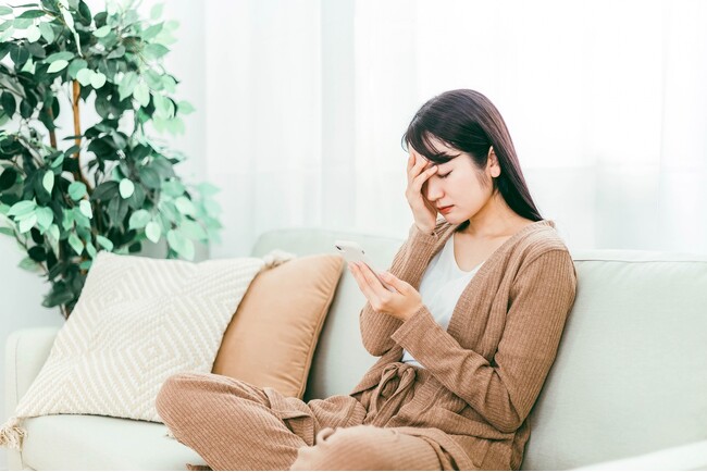 子育て世帯の「すきま時間」、過半数が “デジタル消費”。しかし、4割がスマホ使用に“ 後悔 “や“ 罪悪感 “。