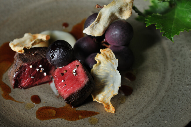 【リゾナーレトマム】メインダイニングが新たなコンセプトで進化。北海道の旬の食材「鹿肉」をテーマにした秋のディナーコースを提供